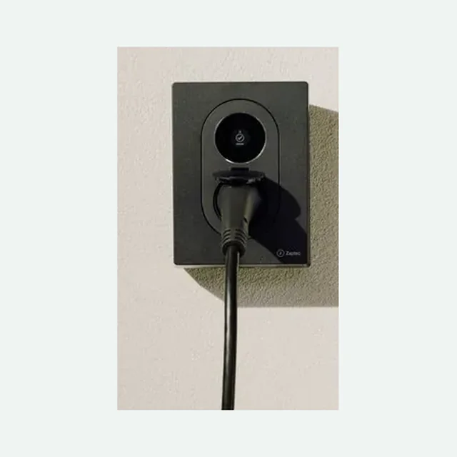 Zaptec Go 2 laadpaal met de laadkabel in de Type 2 contactdoos, productbeeld